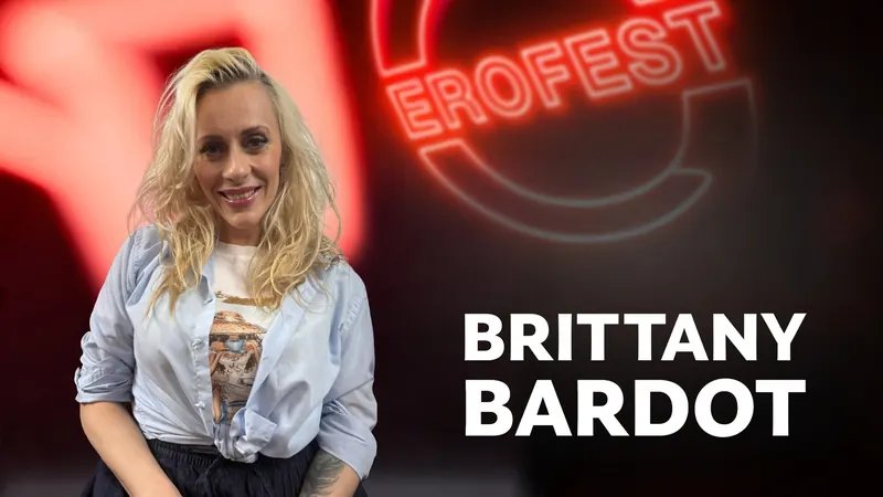 Brittany Bardot auf der EroFest in Prag vor der Neonreklame der Messe
