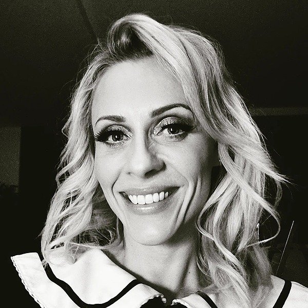 Schwarzweißes Porträt von Brittany Bardot, lächelnd